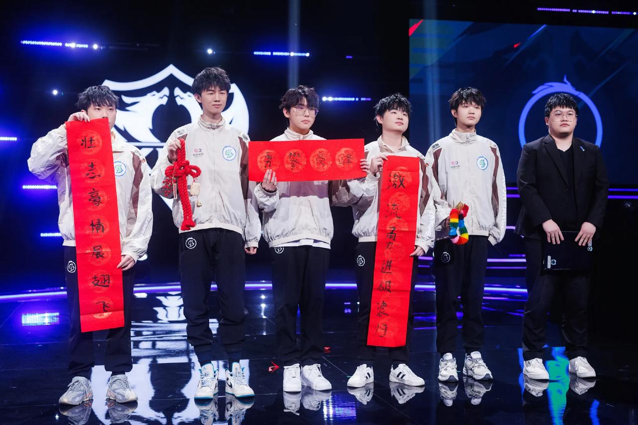 开云平台-C9险胜EDG，Oner团战一打五激烈交锋小组赛，引爆全场热议